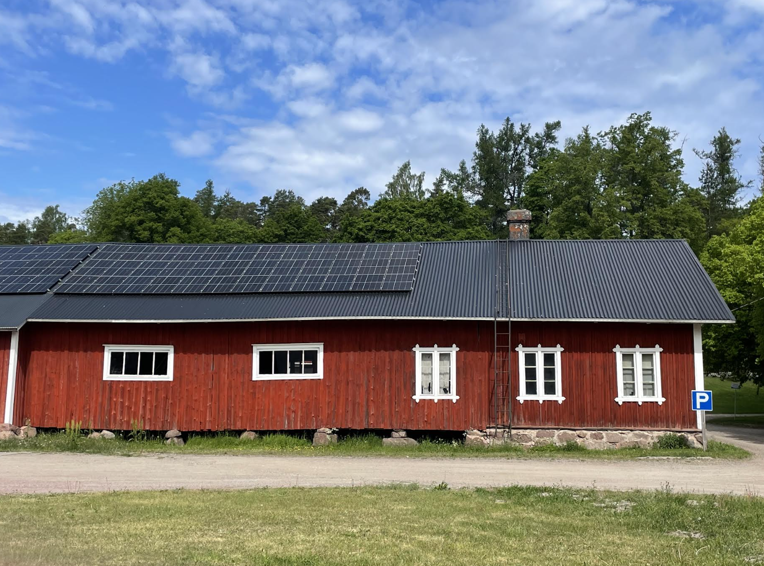 Aurinkopaneelit maatilan katolla
